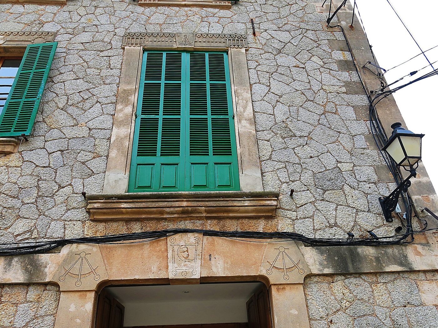 Persianas verdes — 021 Es Petit Hotel de Valldemossa , antigua bodega, c. Uetam 1