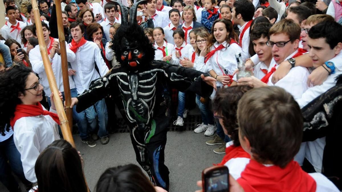 Ball del dimoni d'Artà entre la gent