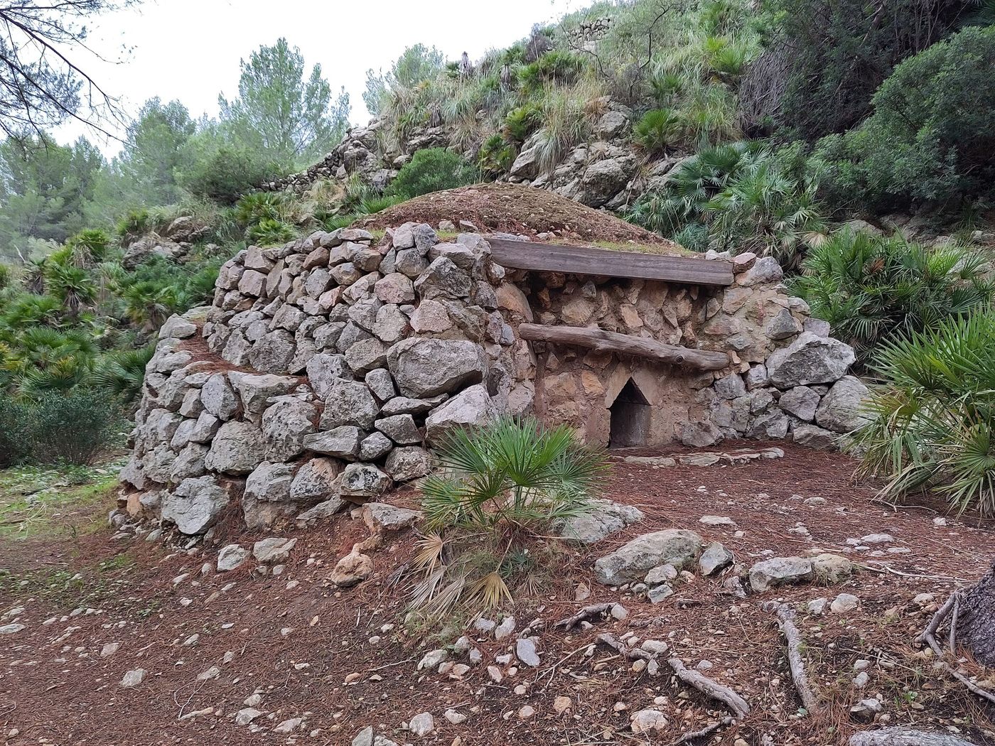 Forn de calç — Calvià. Galatzó. Forn de calç restaurat