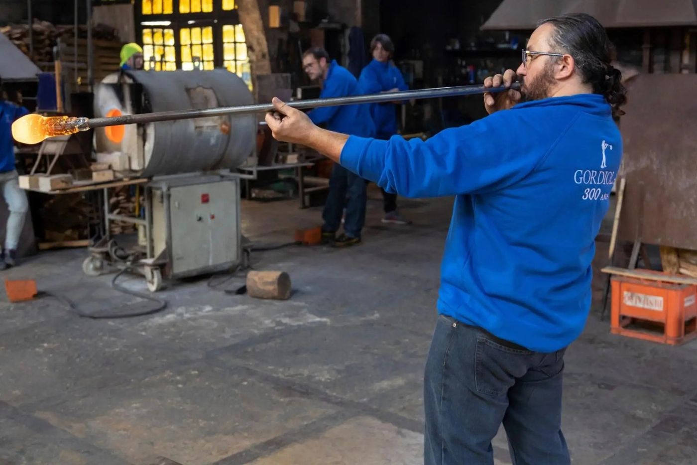 Bufador de vidre amb la canya a Gordiola, Algaida