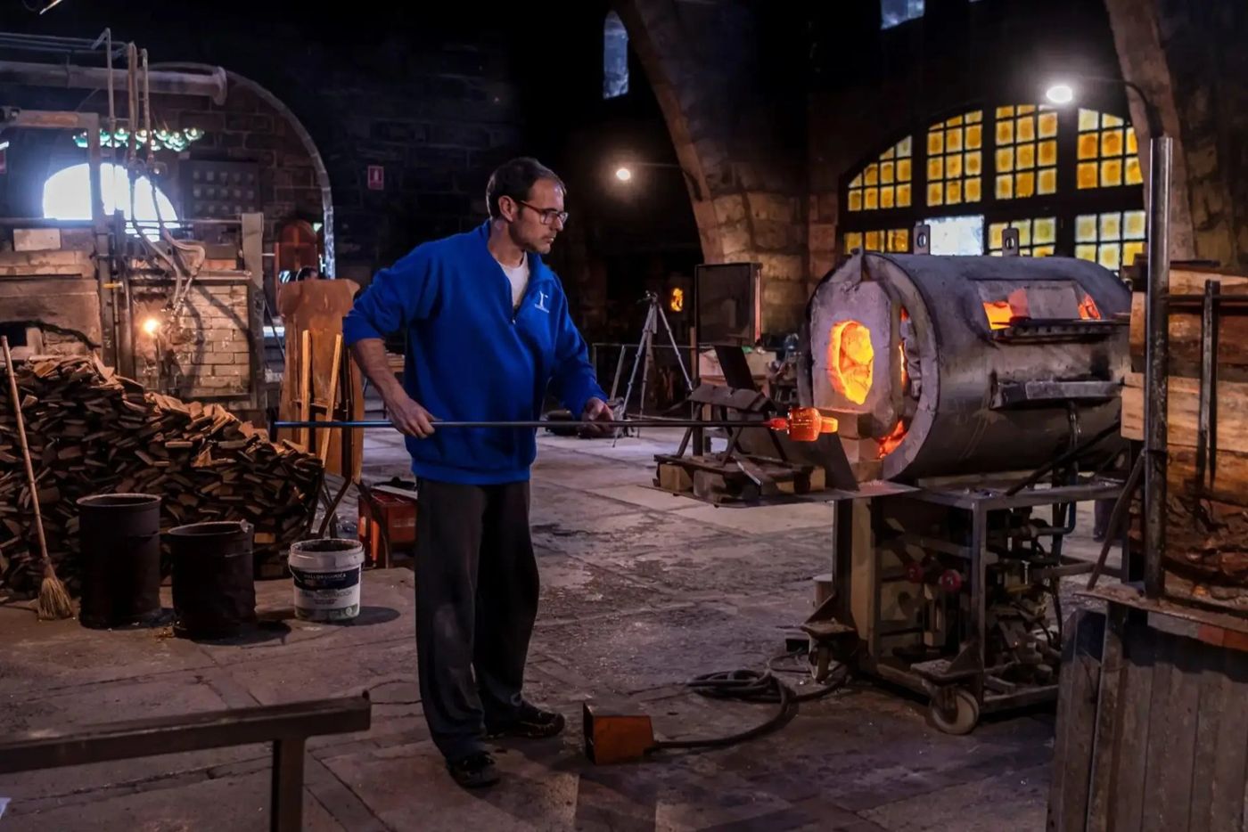Vidriers treballant davant els forns de Gordiola