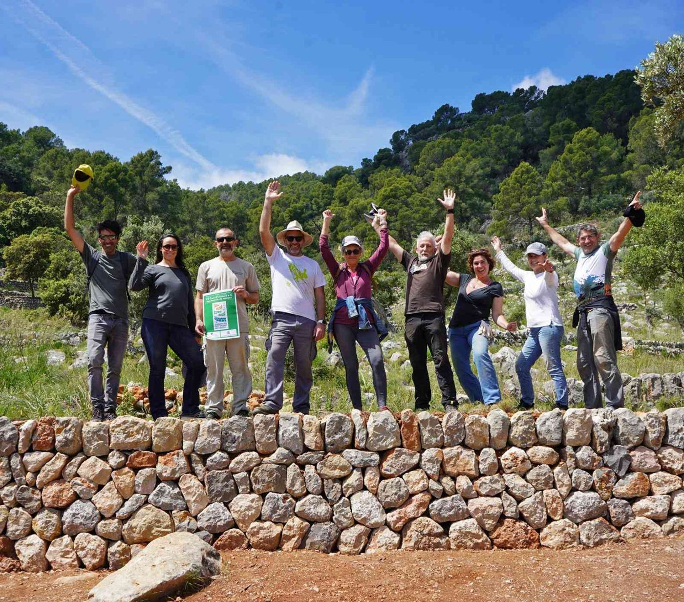 Alumnes de margers davant un marge acabat a la Serra