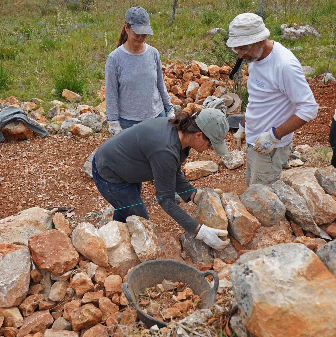 Margers triant pedra per a la paret seca
