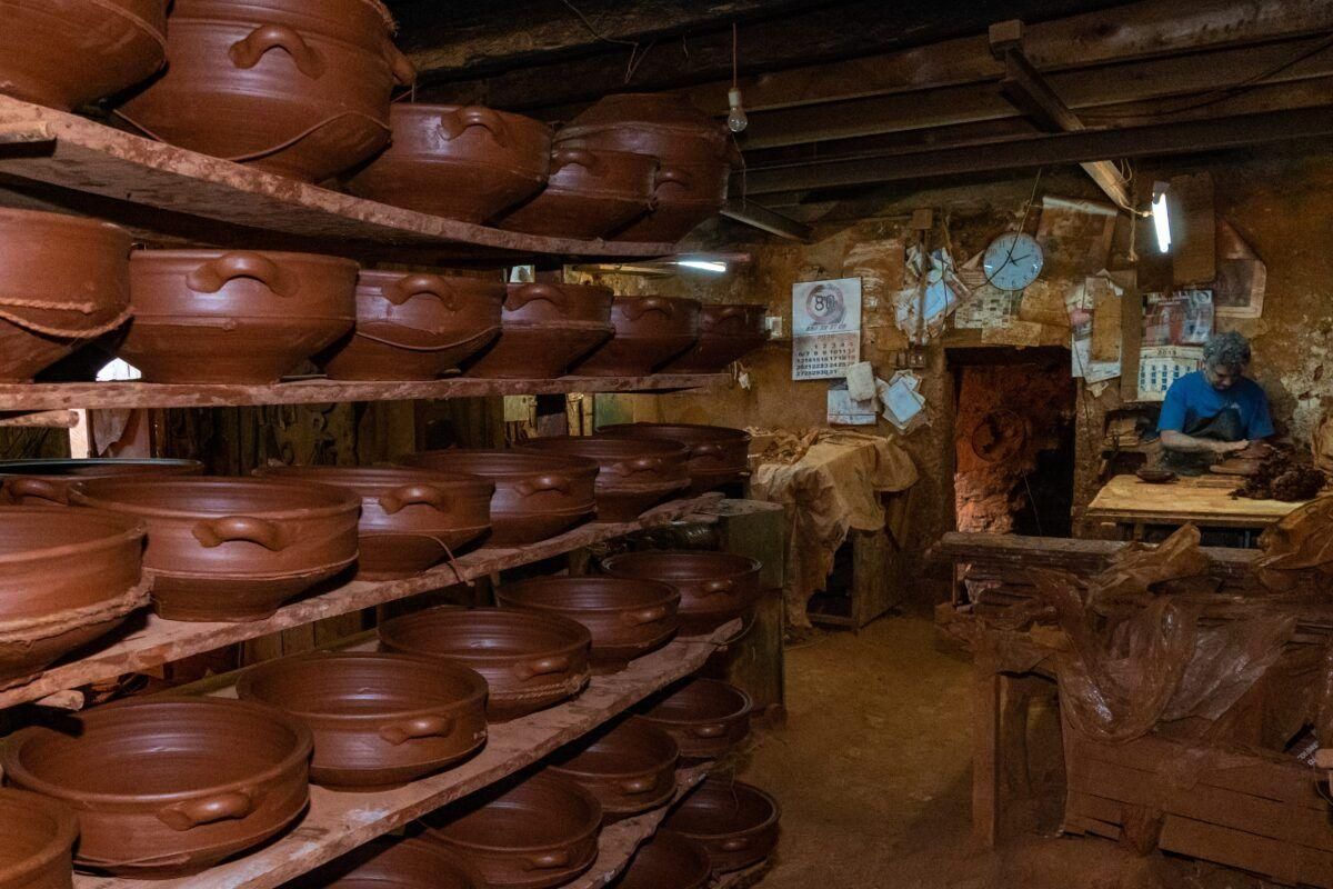 Prestatges de greixoneres en una olleria de Pòrtol