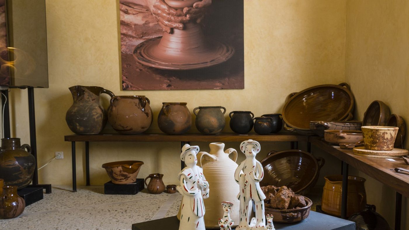 Interior del Museu del Fang de Marratxí amb torn i peces de Pòrtol
