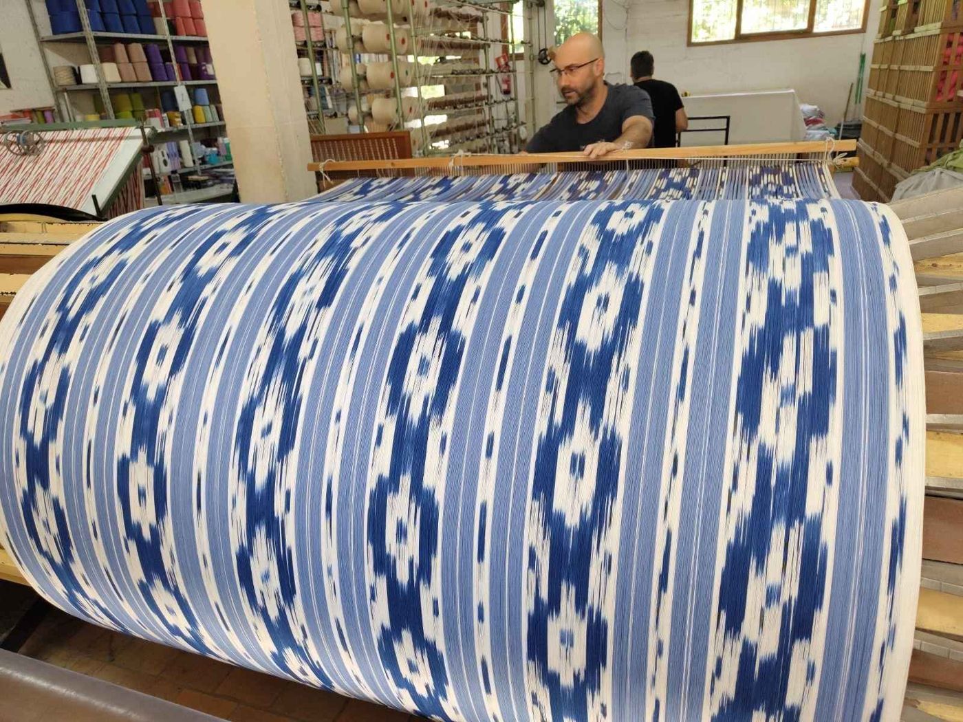 Rotllo de roba de llengües blava al taller de teixits