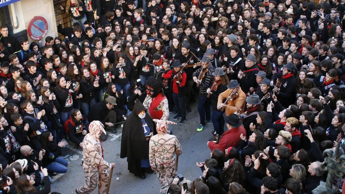 Dimonis and crowds of Sant Antoni in the square