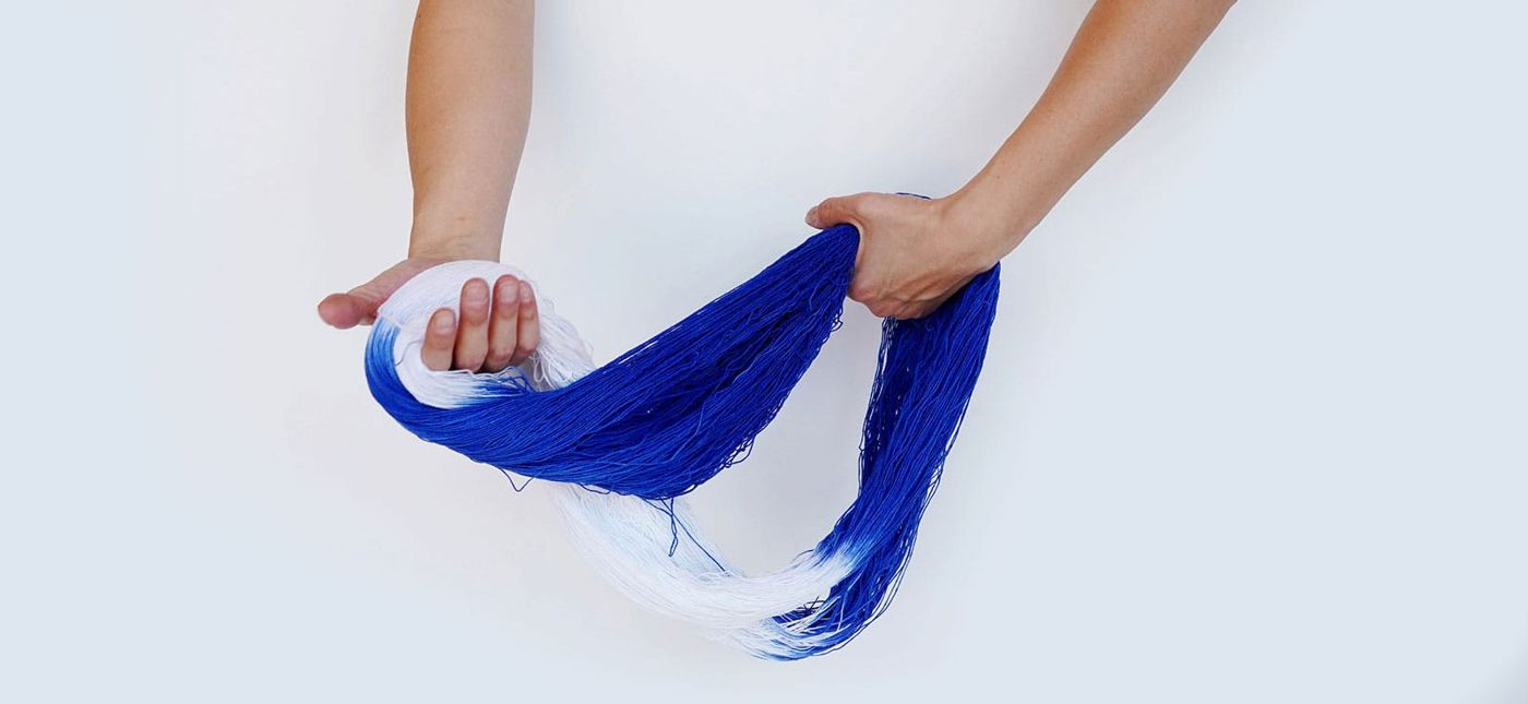 Mans amb madeixa de fil blau, Teixits Vicens