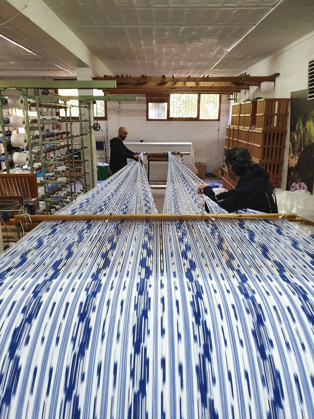 Teler amb roba de llengües blava a Teixits Vicens, Pollença