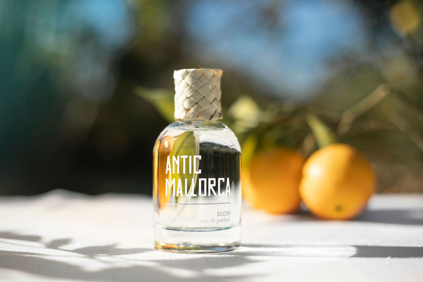 Perfume Slow de Antic Mallorca con tapón forrado de llata