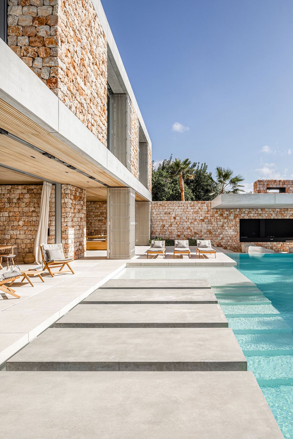 Casa Fly: volume of dry stone and terrace
