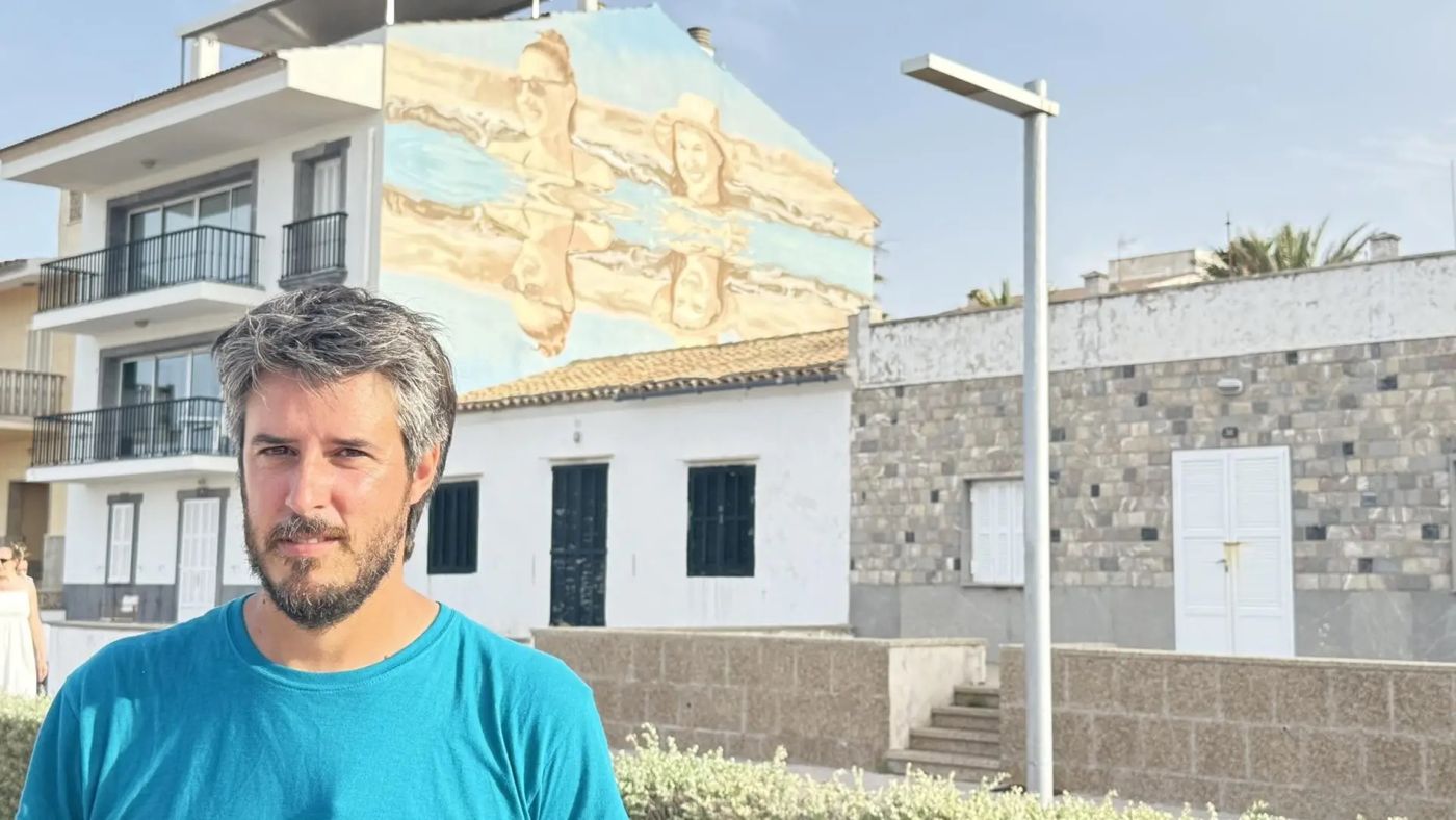 Joan Aguiló ante un mural