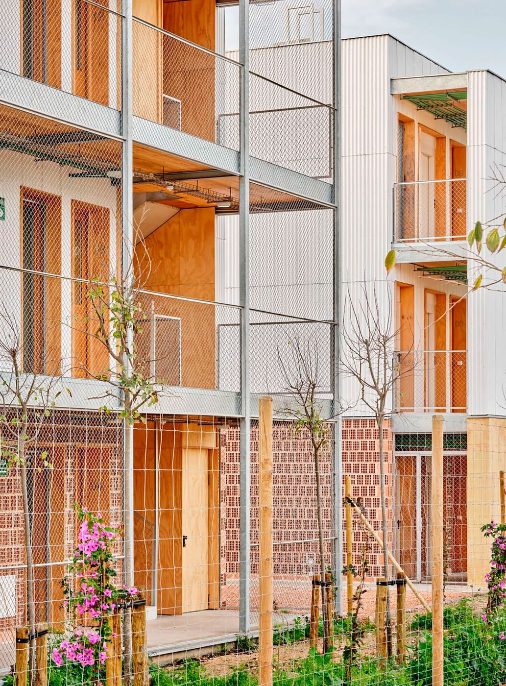 48 viviendas Magaluf: galerías de madera y celosía cerámica