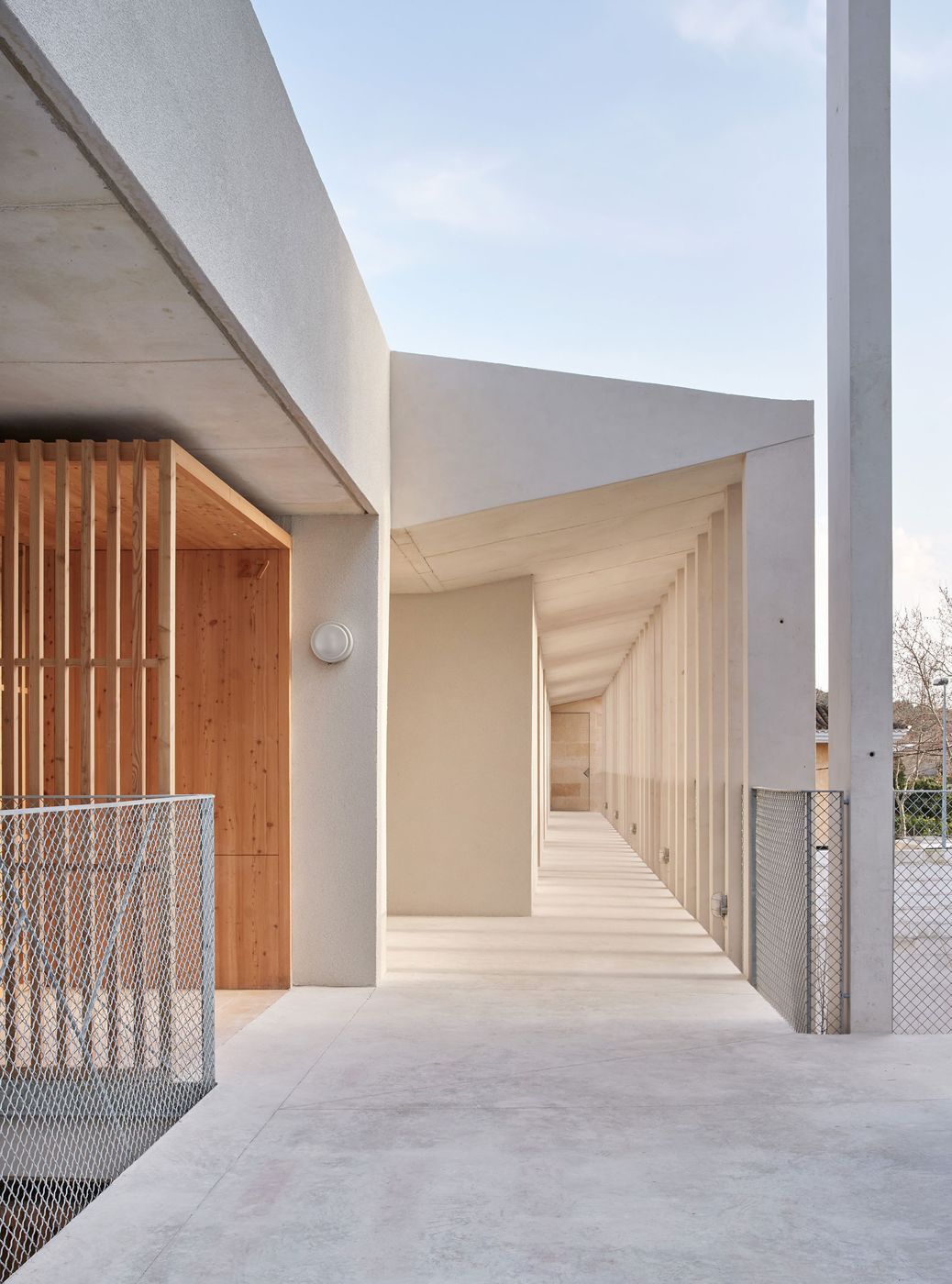 Living in Lime, Son Servera : walkway with wooden lattice