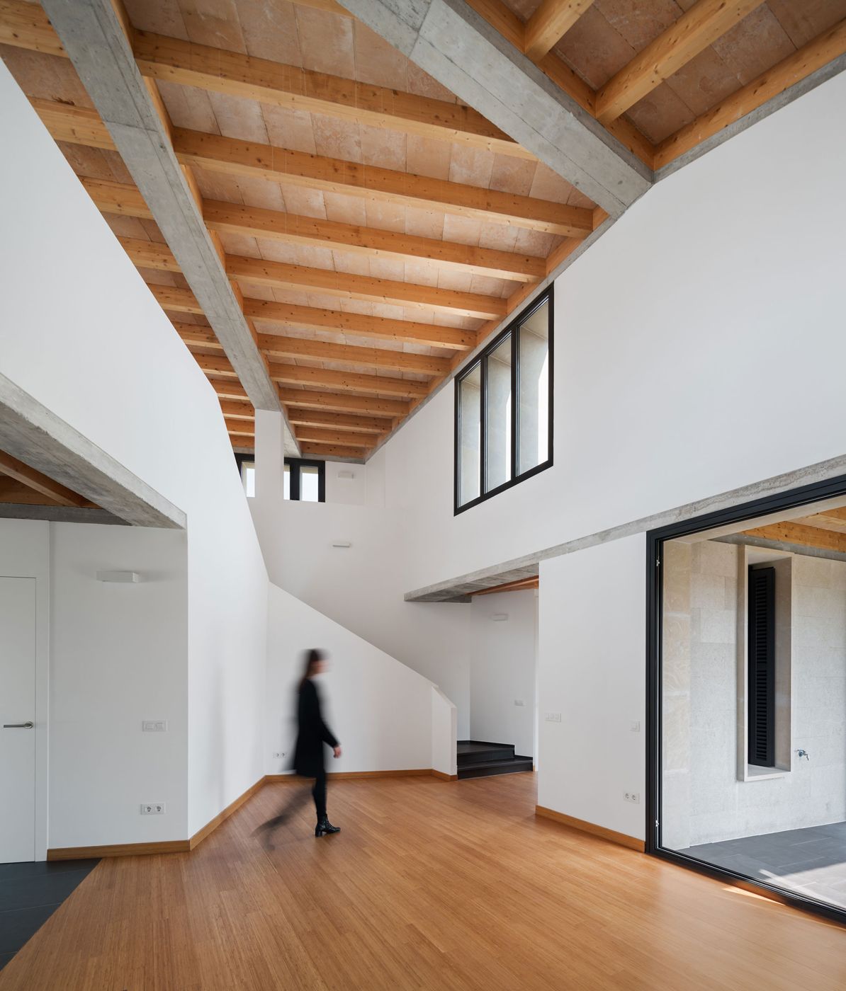 Casa MM, interior con forjado de vigas de madera