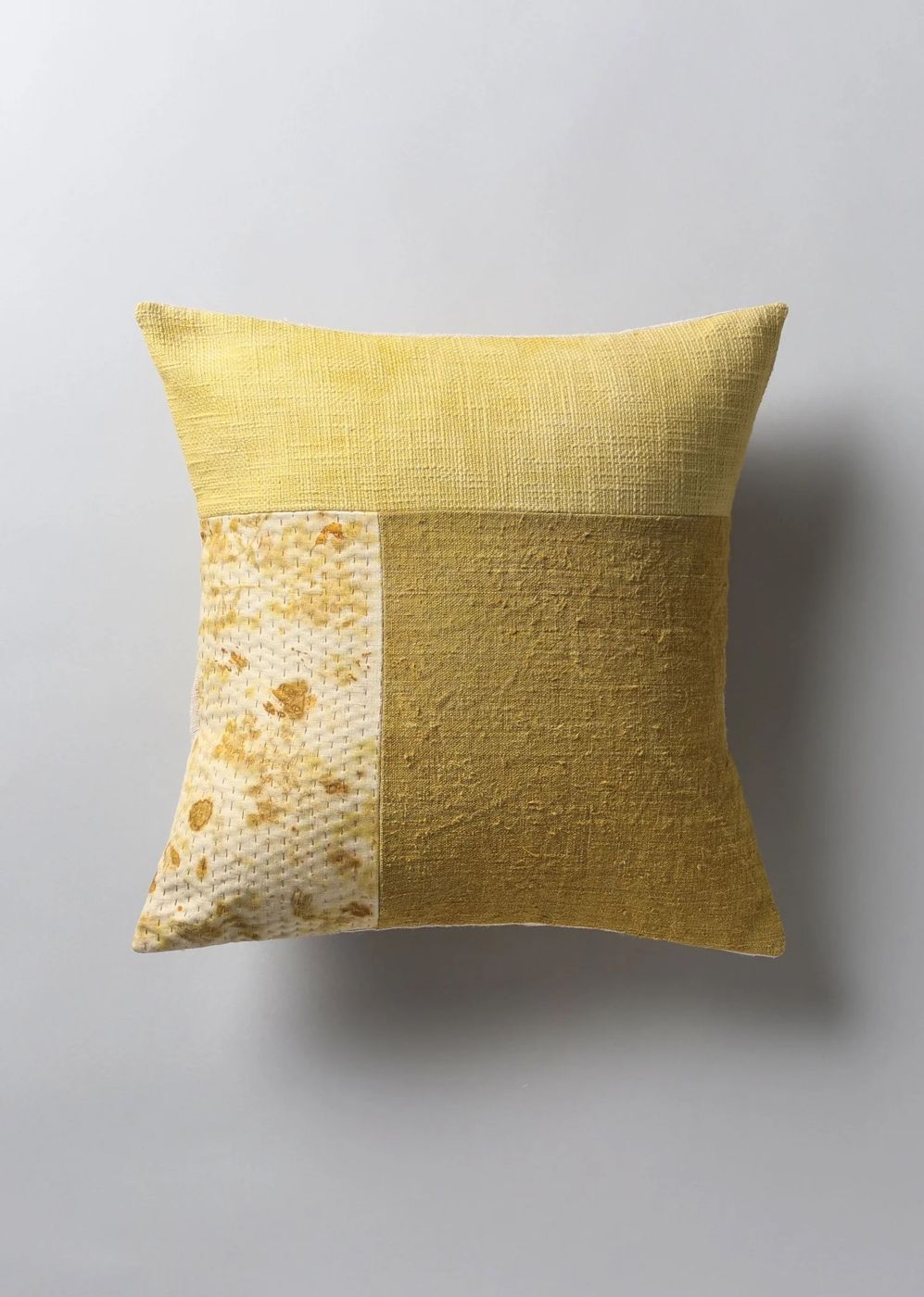 Cojín patchwork con tintes naturales