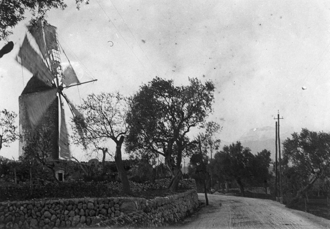 Camí, carros i molí de vent
