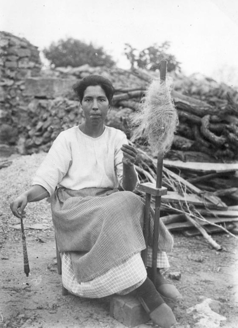 Woman spinning in Calonge