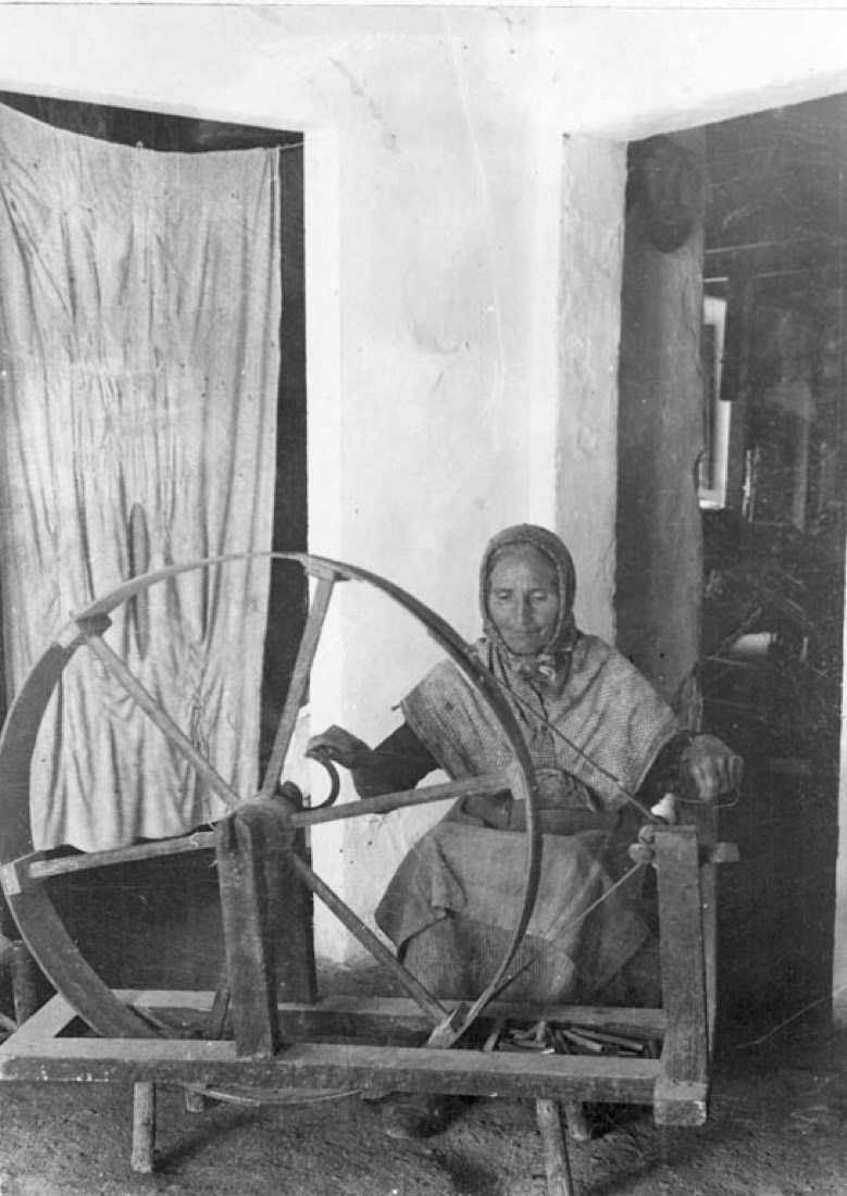 Large spinning woman with a spindle in Can Rom
