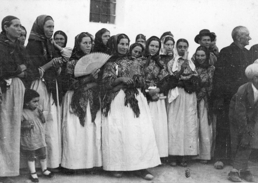 Dones amb indumentària tradicional reunides per al Ball Pagès