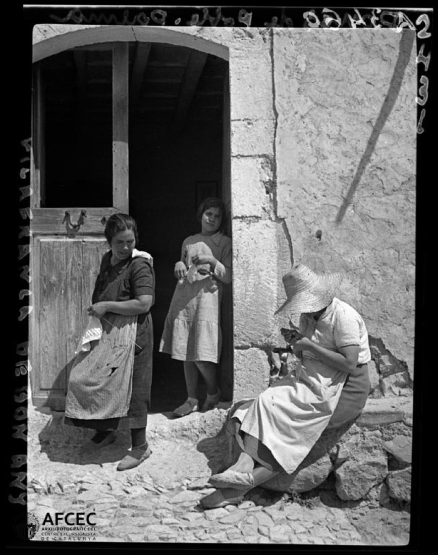 Women sewing at the entrance of a house in Vilafranca de Bonany