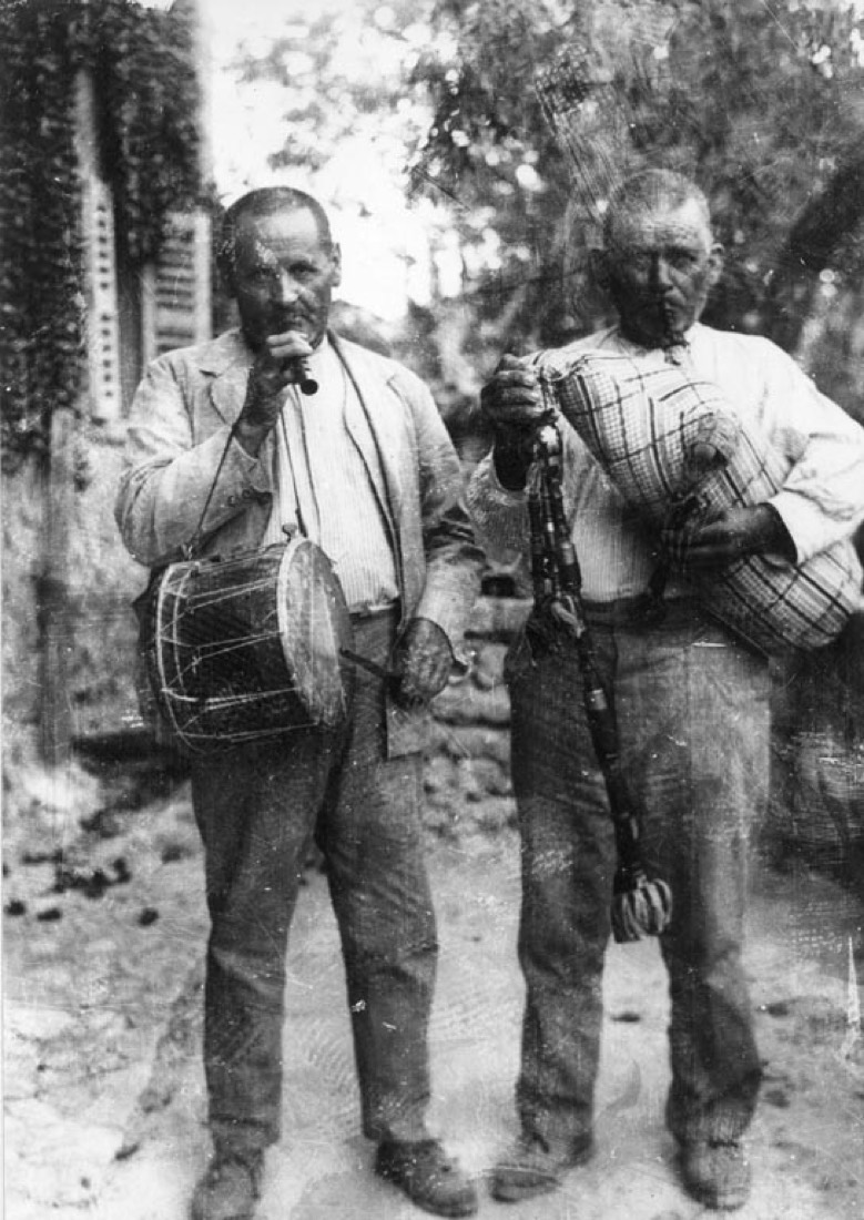 Dos músics amb xeremies, flabiol i tamborino