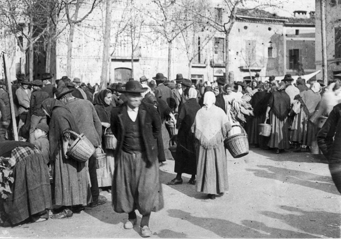 Mercat ple de gent a Pollença