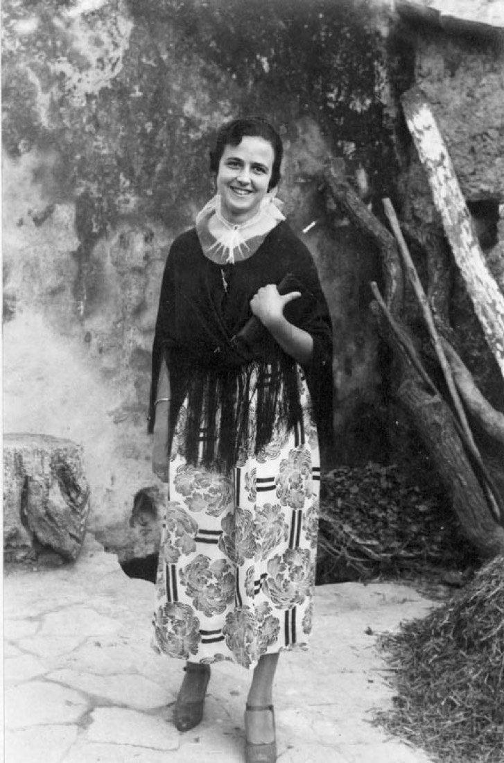 Chica con traje de mudar tradicional en Felanitx