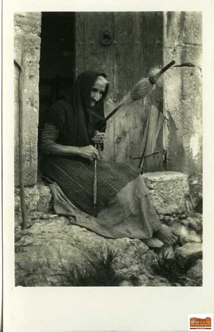Barefoot farmer spinning in Pollença