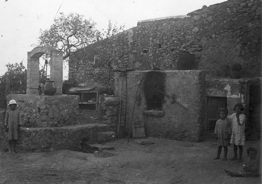 Tres infants, un pou i un forn a Calonge