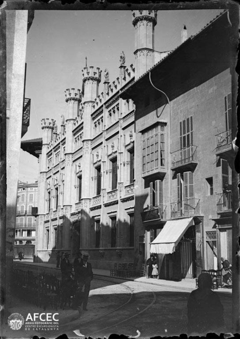 Carrer de Palma de Mallorca amb gent i al fons la façana de la diputació provincial de Mallorca