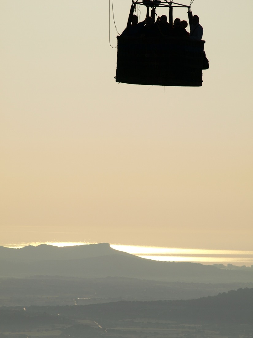 Balloon basket and the bay of Alcúdia
