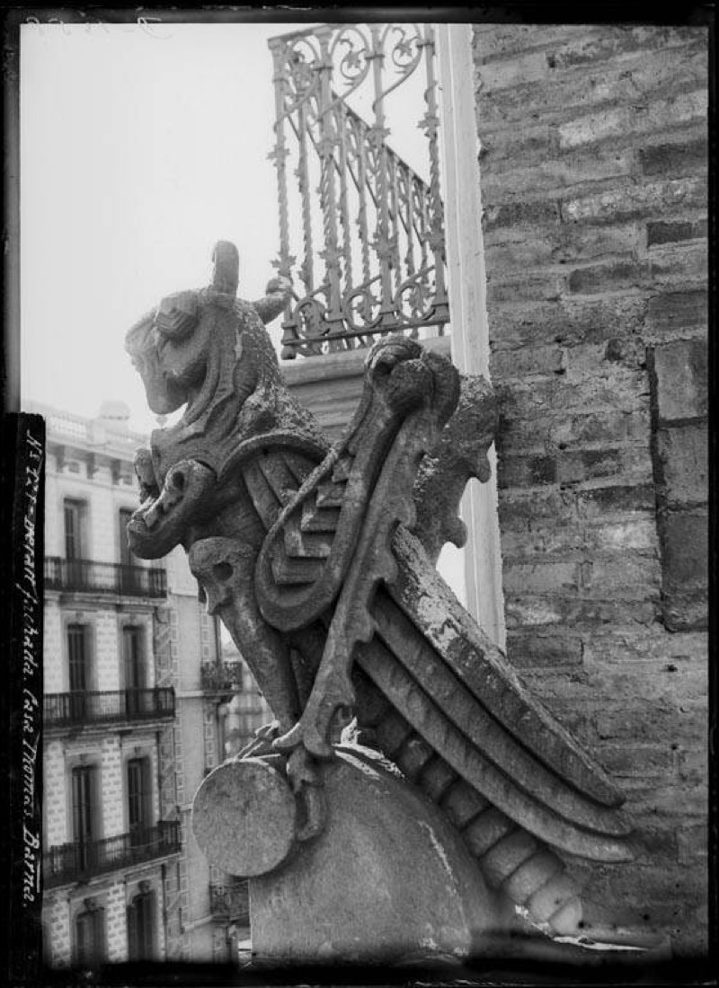 Escultura de la façana de la casa Thomas al carrer de Mallorca de Barcelona (AFCEC XXX D 1458)