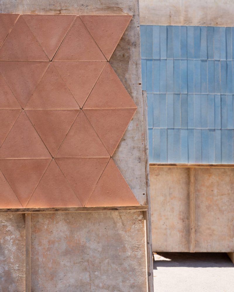 Baldosas de Huguet: triángulos terracota y azul