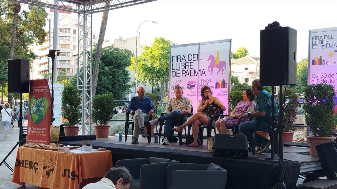 Presentation of the book of the 30 years of S'Altra Senalla . (76522)